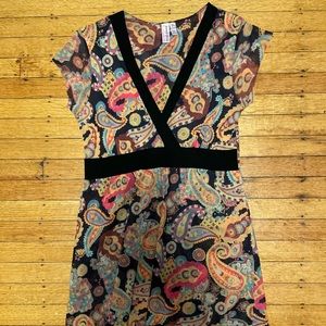 Sweet pea top, v neck, paisley, detailed